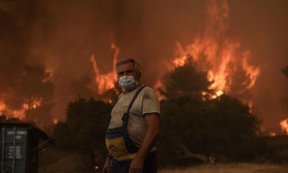 Τρίτη νύχτα αγωνίας στα Βίλια: Συνεχής μάχη με τις αναζωπυρώσεις - Στον Προφήτη Ηλία το κυρίως μέτωπο